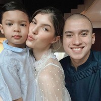 Diakuinya, terkadang dia mendambakan masa kecil dengan keluarga lengkap. Kini Mikaila Patritz bertekad untuk memberikan kehidupan bahagia untuk putra tercinta. Foto: dok. Instagram @mikailapatritz