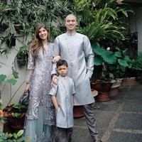 Dari hasil pernikahannya dengan pemain film Chika, Fardhan Khan, dia dikaruniai seorang putra bernama Muhammad Arupalaka Caliefah Darmawan Khan. Foto: Instagram @mikailapatritz