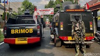 Area rumah Ferdy Sambo sempat digaris polisi. Mobil yang bergerak ini sebelumnya berada di luar garis polisi, sekitar 100 meter dari rumah rumah eks Kadiv Propam tersebut.
