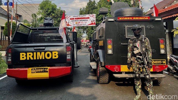 Mobil Taktis Juga Disiagakan di Rumah Ferdy Sambo Jelang pengumuman tersangka baru kasus pembunuhan Brigadir J, rumah Irjen Ferdy Sambo dijaga pasukan Brimob, Selasa (9/8). Selain itu, kendaraan taktis juga disiagakan.