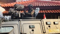 Tampak ada personel Brimob yang juga bersiaga di atas (rooftop) kendaraan taktis.