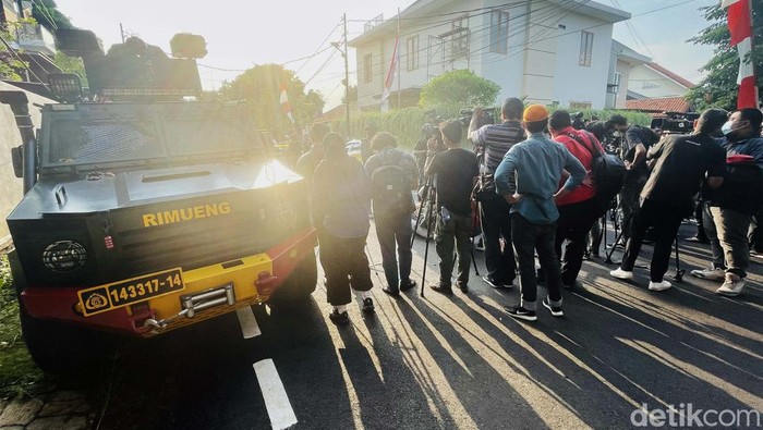 Jelang pengumuman tersangka baru kasus pembunuhan Brigadir J, rumah Irjen Ferdy Sambo dijaga pasukan Brimob, Selasa (9/8). Selain itu, kendaraan taktis juga disiagakan.