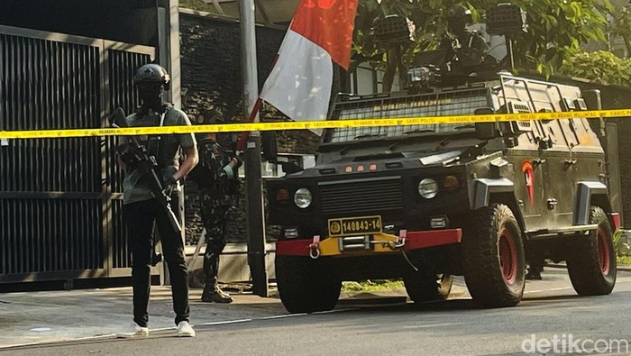 Jelang pengumuman tersangka baru kasus pembunuhan Brigadir J, rumah Irjen Ferdy Sambo dijaga pasukan Brimob, Selasa (9/8). Selain itu, kendaraan taktis juga disiagakan.