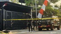 Satu kendaraan taktis Brimob disiagakan tepat ke depan rumah Ferdy Sambo di Jalan Saguling III, Duren Tiga, Jakarta Selatan, Selasa (9/8/2022) sore.
