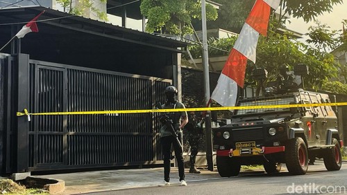 Jelang pengumuman tersangka baru kasus pembunuhan Brigadir J, rumah Irjen Ferdy Sambo dijaga pasukan Brimob, Selasa (9/8). Selain itu, kendaraan taktis juga disiagakan.