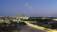 Sistem anti-rudal Iron Dome Israel menembak untuk mencegat roket yang diluncurkan dari Jalur Gaza menuju Israel, di Ashkelon. Israel telah membunuh dua militan senior Jihad Islam dalam tiga hari serangan ke Jalur Gaza. Sebaliknya, militan Palestina meluncurkan hampir 600 roket ke wilayah Israel.