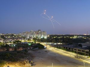 Bum... IronDome Israel Ledakkan Roket Jalur Gaza di Udara, Ini Fotonya