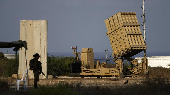 Momen Iron Dome Israel Cegat Roket dari Jalur Gaza A battery of Israel's Iron Dome defence missile system, deployed to intercept rockets fire from the Gaza Strip, in Ashkelon, southern Israel, Sunday, Aug. 7, 2022. On Saturday an Israeli airstrike killed Khaled Mansour a senior commander in the Palestinian militant group Islamic Jihad. That's according to the militant group Sunday, which has seen their second leader to be slain amid an escalating cross-border conflict. (AP Photo/Ariel Schalit)