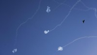 Sistem pertahanan udara Iron Dome Israel mencegat roket yang ditembakkan dari Jalur Gaza. Para pejabat Palestina mengatakan sedikitnya 31 orang di Gaza tewas.