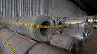 Produk baja yang diamankan berupa baja lembaran lapis seng (BjLS) dan galvanized steel coils yang digunakan sebagai bahan baku, serta galvanized steel coils with alumunium zinc alloy (BjLAS) dengan berat sekitar 2.128 ton senilai Rp41,68 miliar.