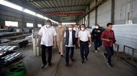 Mendag Zulkifli Hasan usai memantau langsung perusahaan pelanggar ketentuan di Kabupaten Serang, Banten, Selasa (9/8). Tindakan pengamanan sementara ini dilakukan di dua perusahaan sekaligus di Kabupaten Serang, Banten dan Surabaya, Jawa Timur.