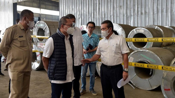 Momen Kemendag Amankan Produk Baja Senilai Rp41,6 M Menteri Perdagangan Zulkifli Hasan bertindak tegas dan cepat mengamankan sejumlah produk baja yang diduga tidak memenuhi persyaratan mutu Standar Nasional Indonesia (SNI) senilai Rp41,68 miliar.