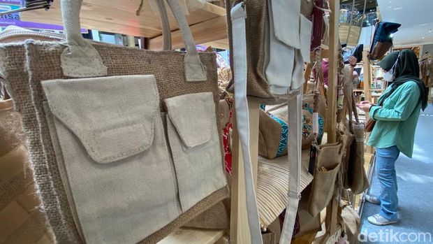 N Rosita (55) pemilik Moralitas Collection, mengubah karung goni menjadi produk fesyen dan kerajinan yang estetik