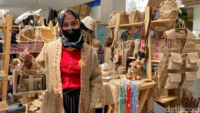 N Rosita (55) pemilik Moralitas Collection, mengubah karung goni menjadi produk fesyen dan kerajinan yang estetik