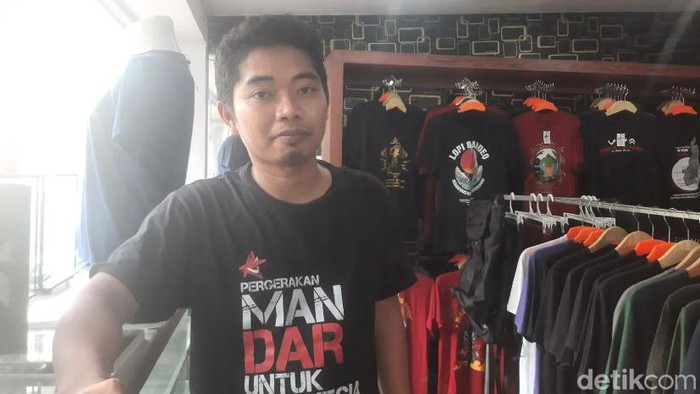 Nursaid Nurdin, pemuda 29 tahun asal Polewali Mandar (Polman), Sulawesi Barat (Sulbar) yang menggunakan media kaos dan artikel.