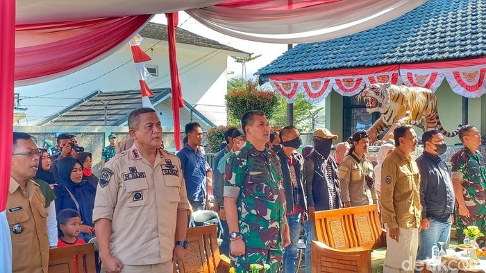 Pangdam III SIliwangi Mayjen TNI Kunto Arief Wibowo saat menyaksikan deklarasi NKRI eks Anggota NII