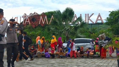 Pedagang asongan di Kawasan Ekonomi Khusus (KEK) Mandalika, Pantai Kuta Mandalika.