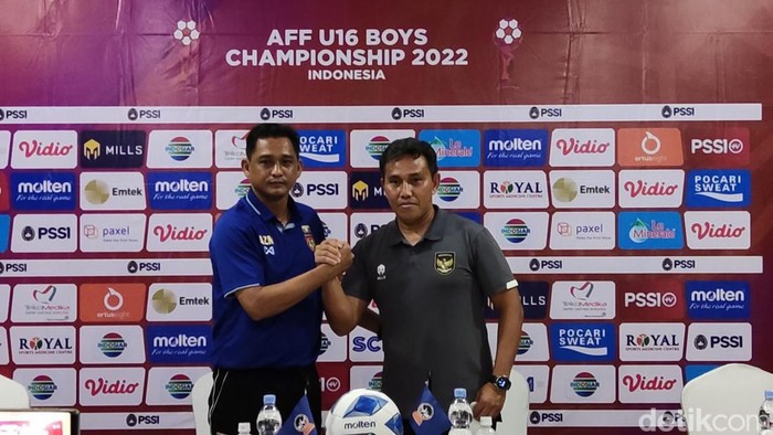 Pelatih timnas Indonesia U-16 Bima Sakti Tukiman (kanan) saat jumpa pers jelang lawan Myanmar, Sleman, Selasa (9/8/2022).