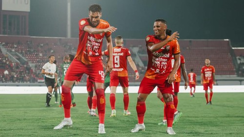 Pemain Bali United melakukan selebrasi