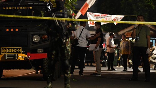 Anggota Brimob berjaga di kediaman pribadi mantan Kadiv Propam Polri Irjen Pol Ferdy Sambo, Duren Tiga, Jakarta Selatan, Selasa (9/8/2022). Tim khusus Polri melakukan penggeledahan di rumah pribadi Irjen Pol Ferdy Sambo yang oleh TImsus Polri telah ditetapkan sebagai tersangka kasus pembunuhan Brigadir J atau Brigadir Nofriansyah Yoshua Hutabarat. ANTARA FOTO/Sigid Kurniawan/aww.