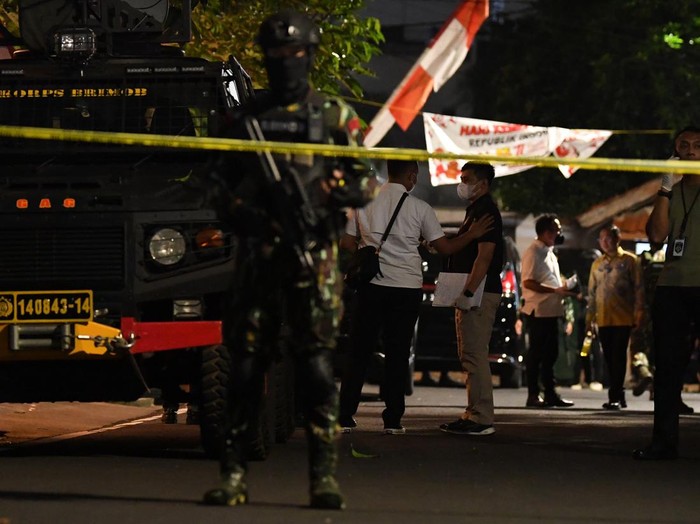 Anggota Brimob berjaga di kediaman pribadi mantan Kadiv Propam Polri Irjen Pol Ferdy Sambo, Duren Tiga, Jakarta Selatan, Selasa (9/8/2022). Tim khusus Polri melakukan penggeledahan di rumah pribadi Irjen Pol Ferdy Sambo yang oleh TImsus Polri telah ditetapkan sebagai tersangka kasus pembunuhan Brigadir J atau Brigadir Nofriansyah Yoshua Hutabarat. ANTARA FOTO/Sigid Kurniawan/aww.