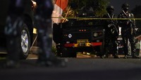 Anggota Brimob memantau proses penggeledahan dari dalam kendaraan taktis. ANTARA FOTO/SIGID KURNIAWAN