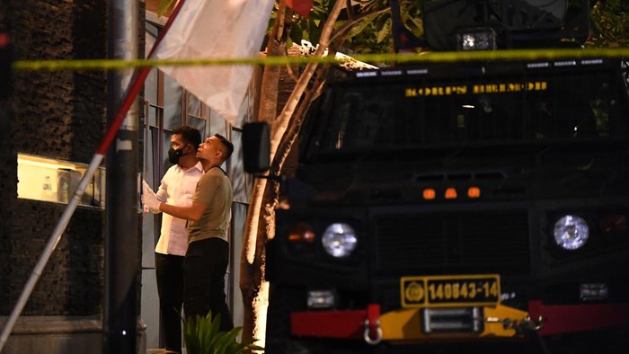 Anggota Brimob berjaga di kediaman pribadi mantan Kadiv Propam Polri Irjen Pol Ferdy Sambo, Duren Tiga, Jakarta Selatan, Selasa (9/8/2022). Tim khusus Polri melakukan penggeledahan di rumah pribadi Irjen Pol Ferdy Sambo yang oleh TImsus Polri telah ditetapkan sebagai tersangka kasus pembunuhan Brigadir J atau Brigadir Nofriansyah Yoshua Hutabarat. ANTARA FOTO/Sigid Kurniawan/aww.