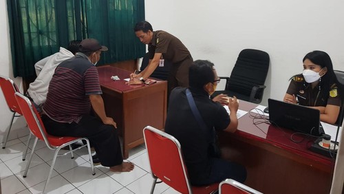 Penyidik saat menerima Bukti Polis Asuransi dari pengurus LPD Adat Anturan, Selasa (9/8/2022).