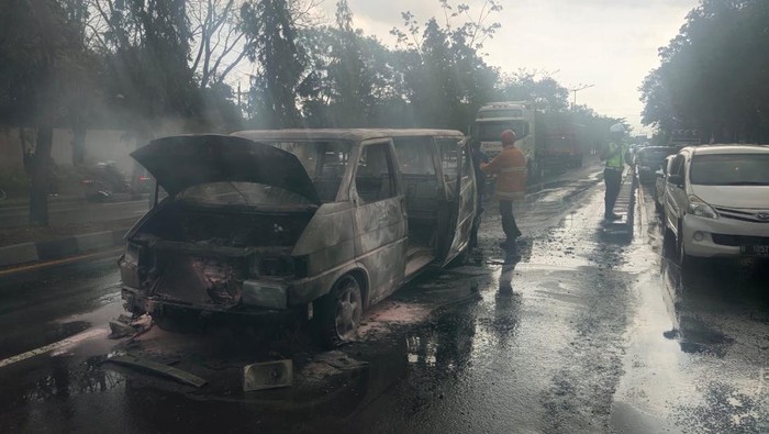 Petugas berupaya memadamkan api yang menghanguskan kendaraan di Monjali, Selasa (9/8/2022).