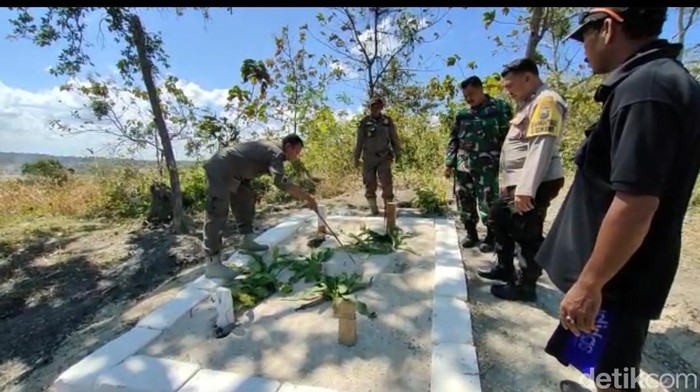 Petugas saat mengecek bangunan mirip makam di Bojonegoro
