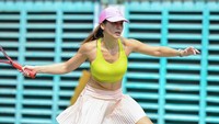 Bukan cuma karena keseriusannya, netizen juga salah fokus dengan gaya Pevita Pearce di lapangan. Foto: Instagram Pevita Pearce