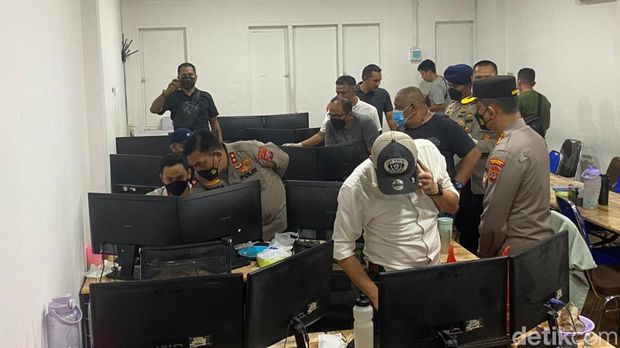 Polda Sumut gerebek kantor operator situs judi online di Komplek Cemara Asri, Deli Serdang.