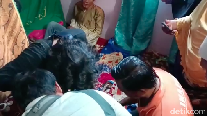 Polisi melakukan identifikasi di rumah duka.