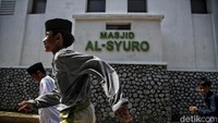 Anak-anak melintas di depan Masjid Al Syuro Pesantren Cipari. Masjid ini menjadi saksi bisu pemberontakan DI /TII.