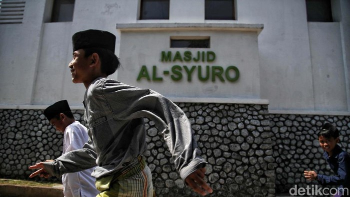 Paham radikalisme pernah menyaru dengan pariwisata pantai di Garut selatan. Salah satunya di Desa Mekarwangi, Cibalong. Yuk lihat keseharian warga Cibalong.