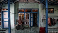 Potret salah satu pemuka agama di Desa Mekarwangi, Dayat Sudayat saat difoto di rumahnya. 