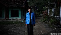 Salah satu penyuluh agama KUA ke Cibalong, Garut Selatan Nurul Barkah berpose di depan kamera saat ditemui detikcom. Ia mengatakan paham radikal masuk wilayah Garut melalui berbagai cara termasuk pariwisata.