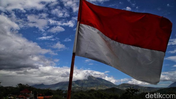 Bendera Merah Putih berkibar di salah satu sudut Desa Mekarwangi, Cibolang, Garut bagian selatan. 