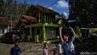 Anak-anak beraktivitas di Desa Mekarwangi, Cibalong, Garut Selatan, Kamis (4/8/2022) pekan lalu.