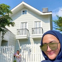 Inilah hunian yang menjadi tempat Natalie Sarah beserta suami dan anaknya bernaung. Untuk rumah yang dibangun dari nol itu, Natalie dan suaminya sepakat mimilih arsitektur bergaya American classic. (Foto: Instagram/@natalie_sarahs)