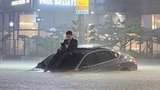 Viral Pria Terlihat Santuy Saat Terjebak Banjir di Korea, Terungkap Sosoknya
