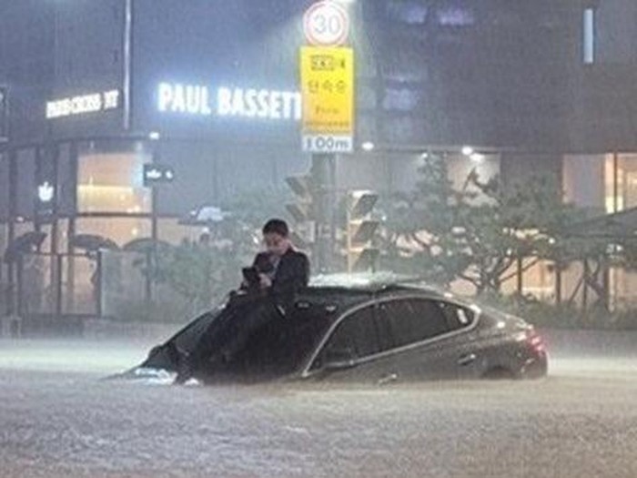Pria terjebak banjir di Seoul