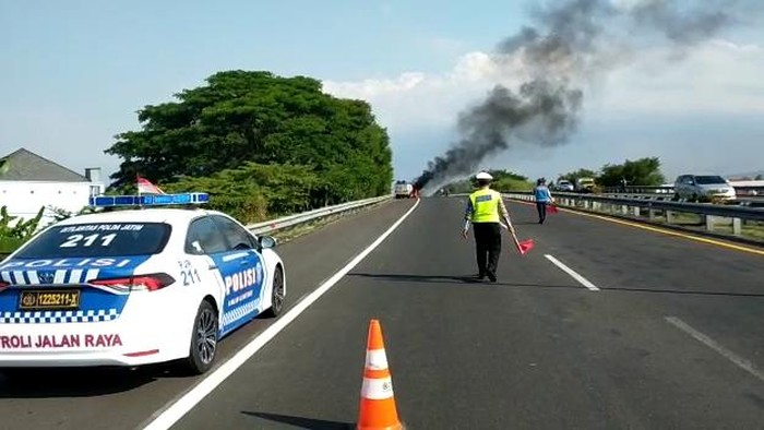 Proses pemadaman truk tangki yang terbakar di Tol Kejapanan-Pandaan