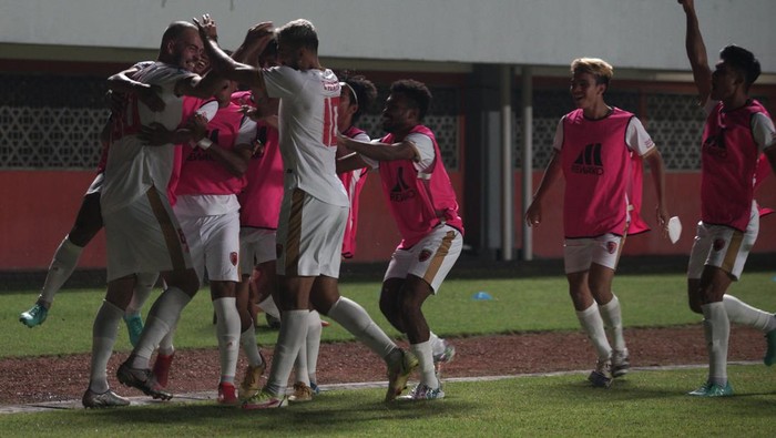Pesepak bola PSM Makasar Pluim (kiri) berselebrasi dengan rekan setimnya usai menjebol gawang PSS Sleman saat pertandingan Liga 1 di Stadion Maguwoharjo, Depok, Sleman, D.I Yogyakarta, Sabtu (23/7/2022). PSM Makasar mengalahkan PSS Sleman dengan skor 2-1. ANTARA FOTO/Andreas Fitri Atmoko/wsj.