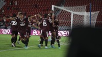 Yuran Fernandes dipeluk pemain PSM lainnya usai mencetak gol. Foto: Dok. PSM Makassar/Adhiaksa Mursalim