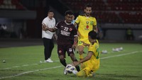 Pemain Kedah FC melakukan tekel kepada Yakob Sayuri. Foto: Dok. PSM Makassar/Adhiaksa Mursalim