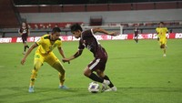 Winger PSM Makassar Rizky Eka Pratama berusaha melewati penjagaan pemain Kedah FC. Foto: Dok. PSM Makassar/Adhiaksa Mursalim
