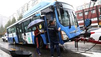 Tak hanya mobil warga, transportasi umum seperti bus juga ikut rusak karena banjir bandang.