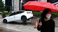 Usai banjir surut, puluhan mobil mewah itu terhampar di jalan hingga trotoar.