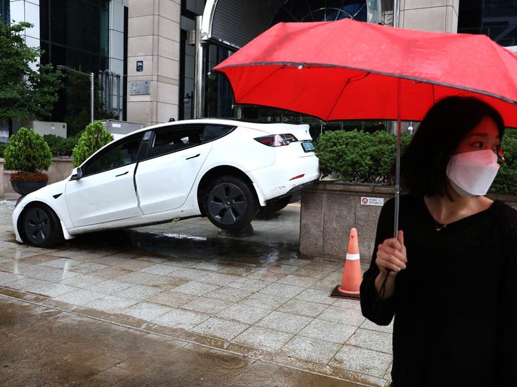 Puluhan Mobil Mewah di Seoul Nyungsep Diterjang Banjir